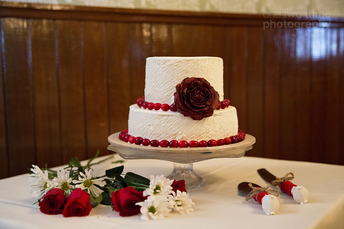 076 White cake with cranberries and red flowers